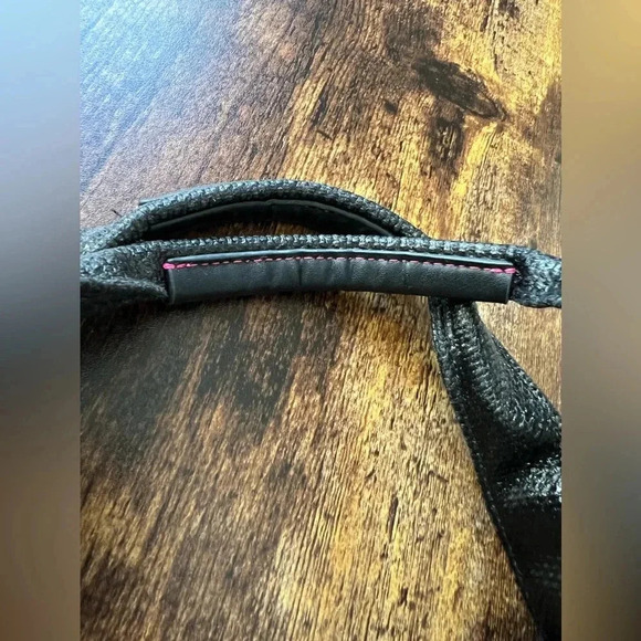 Victoria’s Secret | Limited Edition Silver
Weekender Tote Bag 2017. - Picture 7 of 16